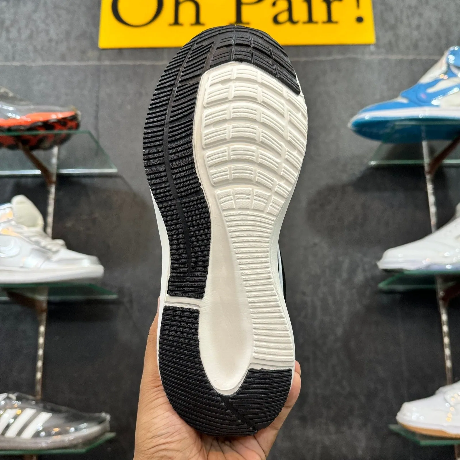 Airmax Zoom Black White  Guide 10