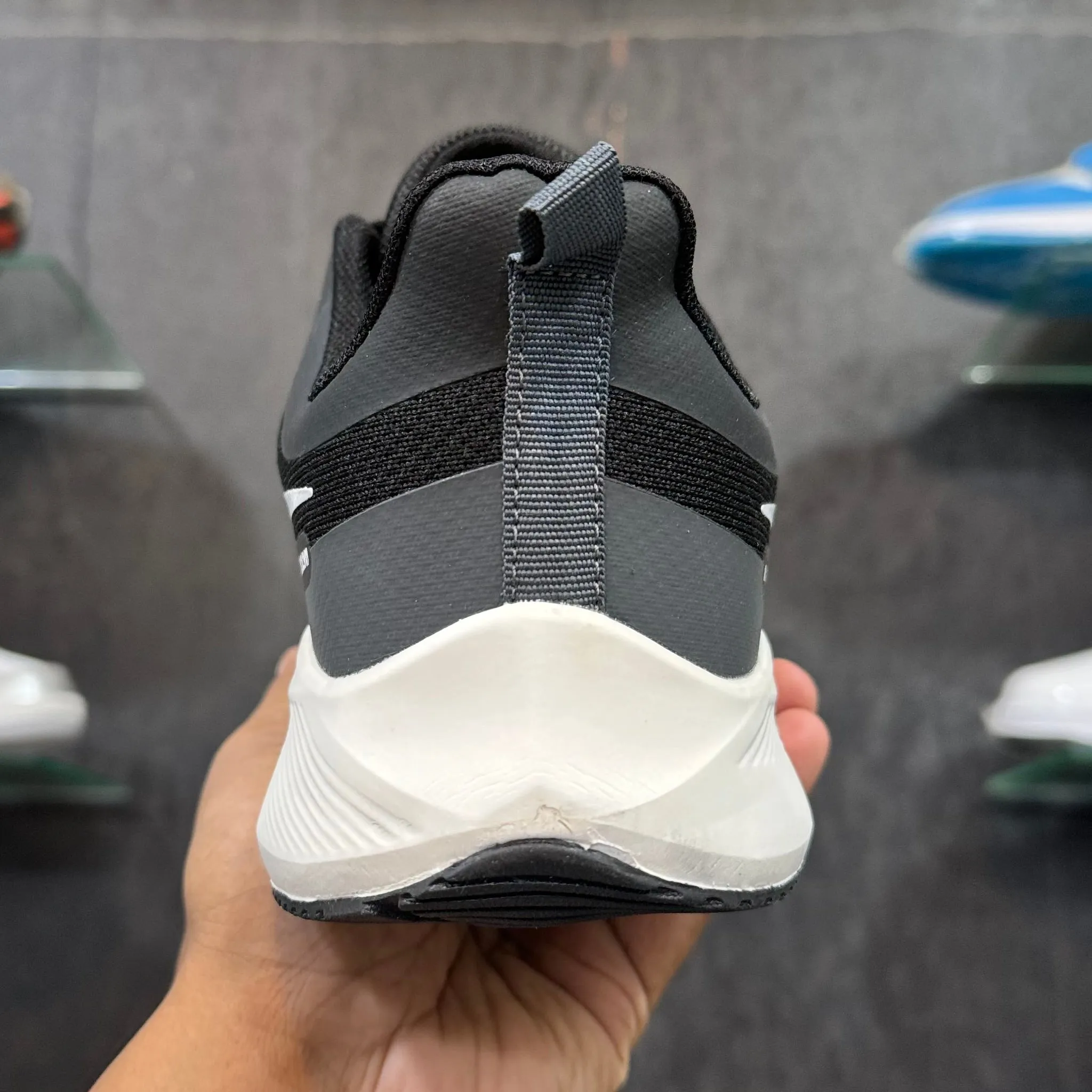 Airmax Zoom Black White  Guide 10