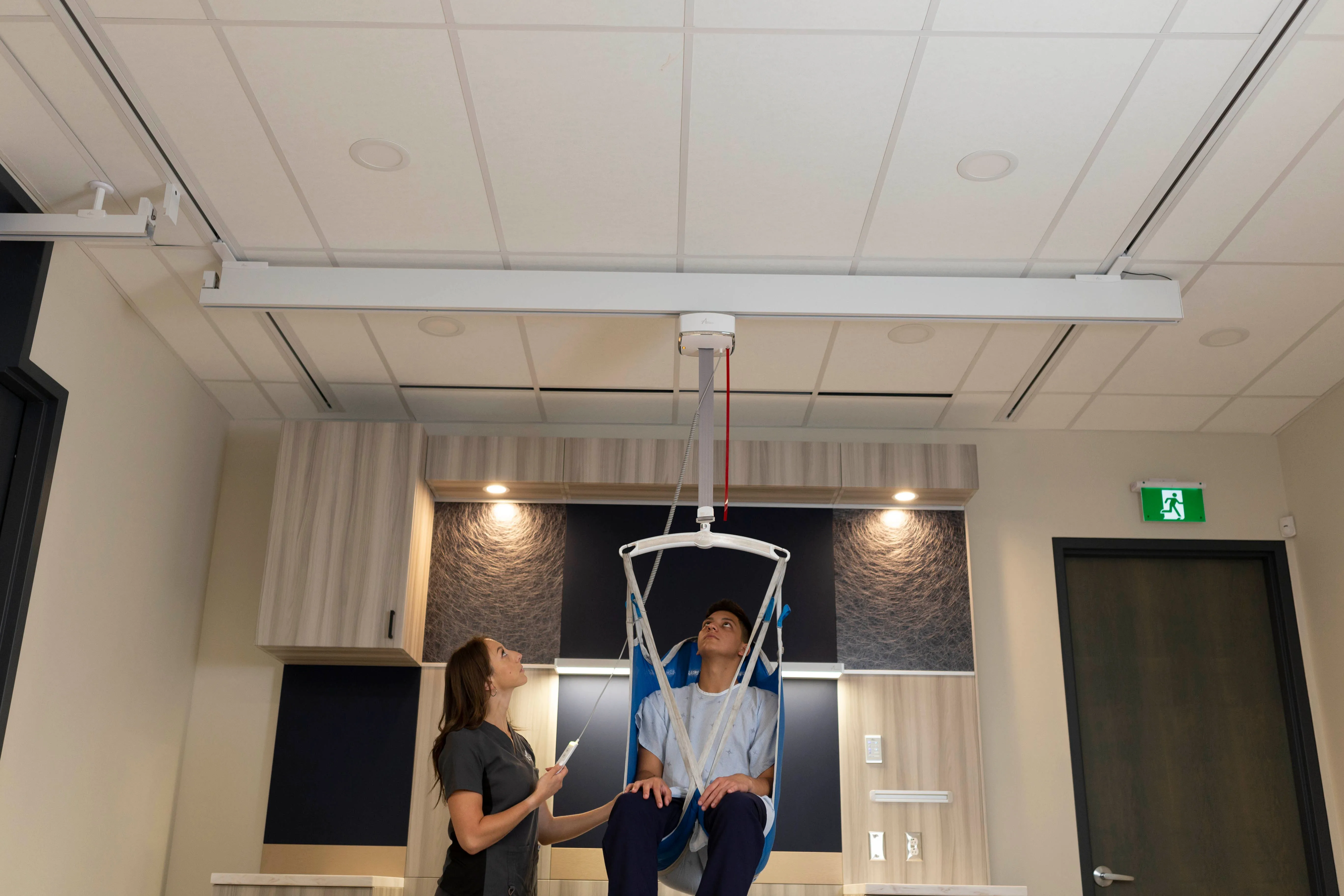 Medcare Heavy Duty C-1000 Ceiling Lift   XY Track Bundle