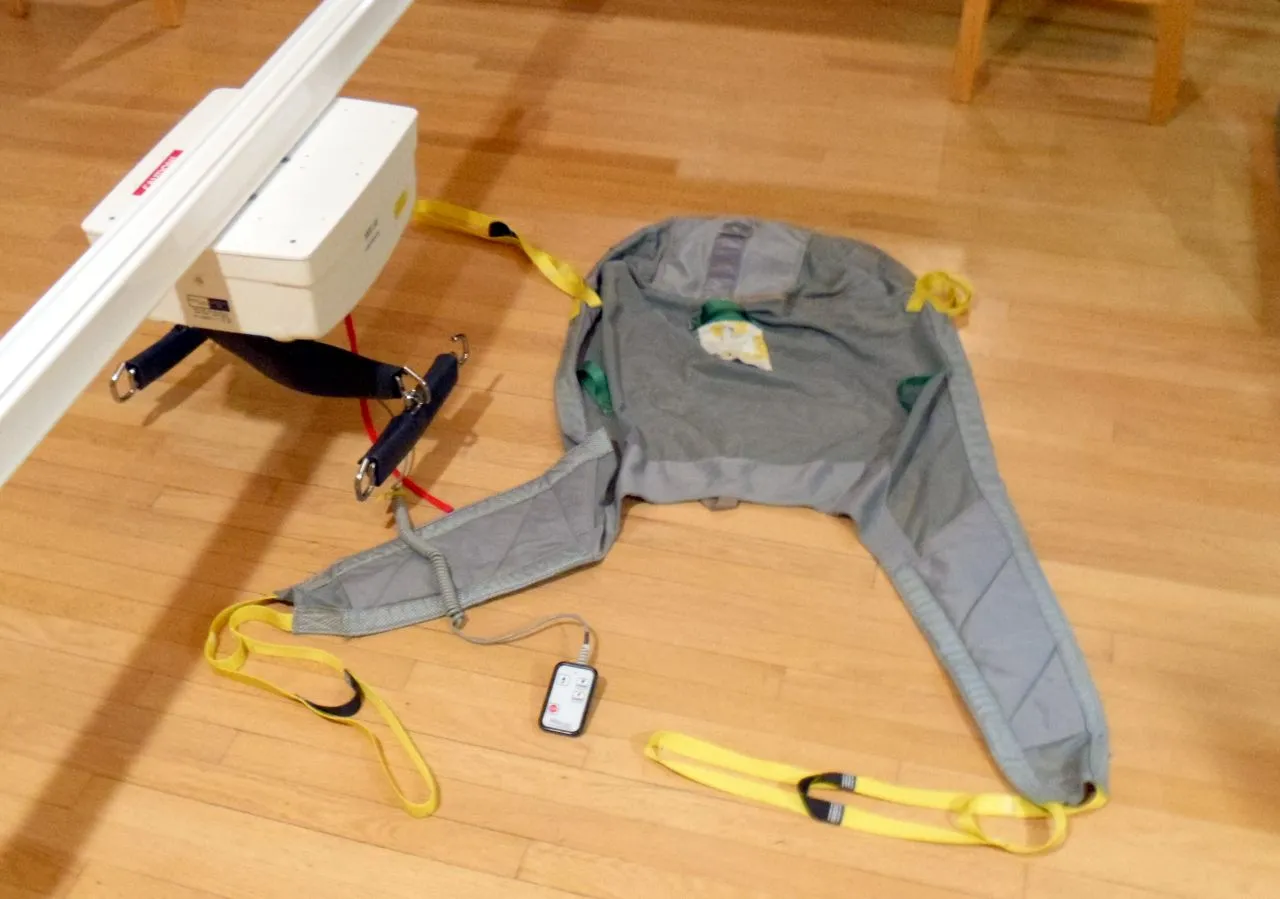 Medcare Heavy Duty C-1000 Ceiling Lift   XY Track Bundle