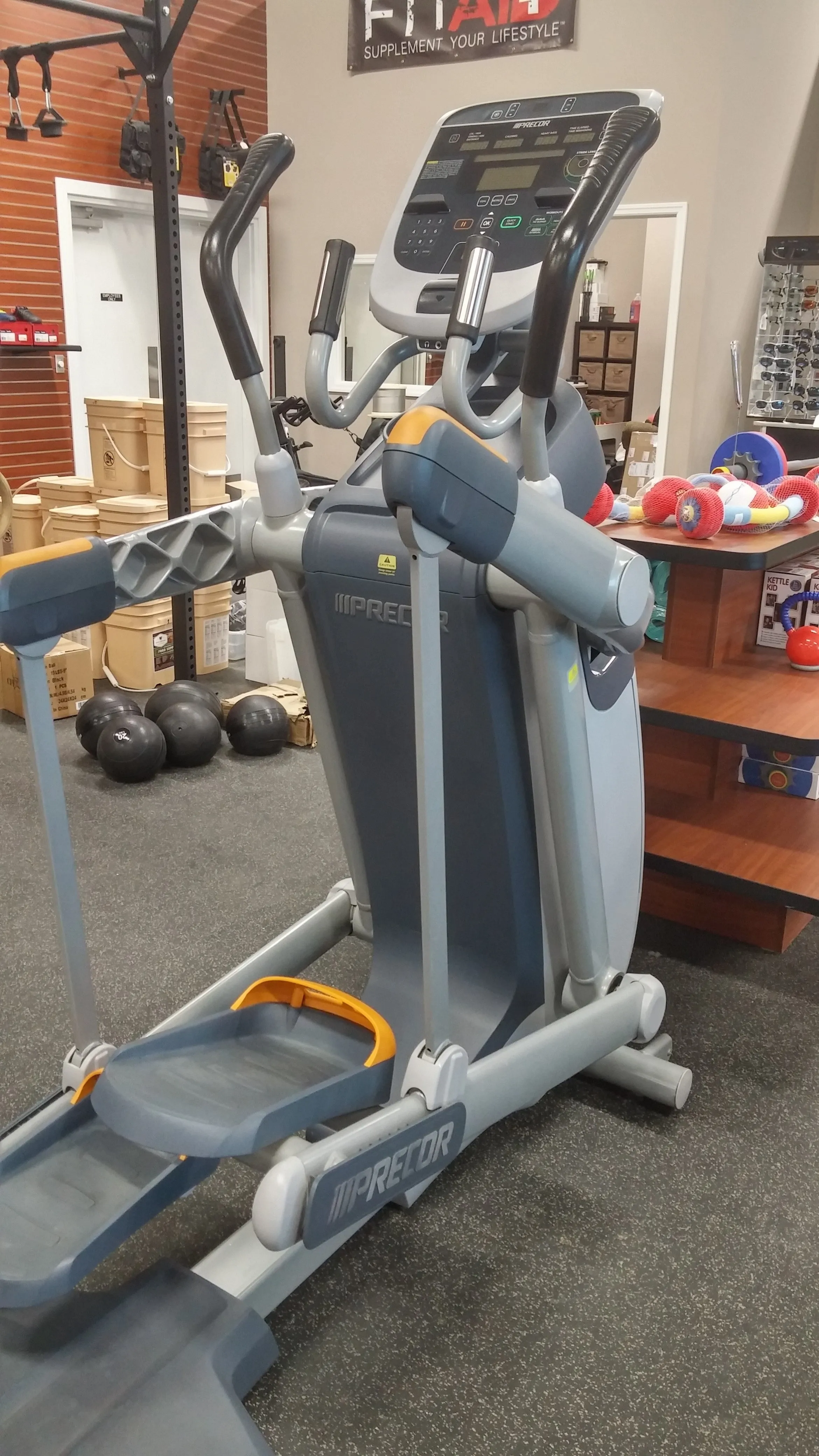 Precor AMT 833 Adaptive Motion Trainer - Cross-trainer Elliptical