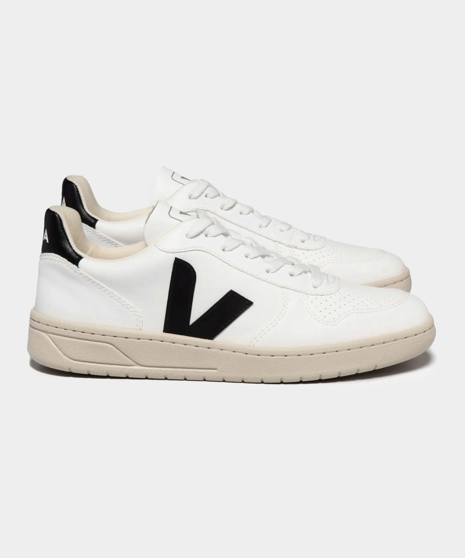Veja V-10 CWL in White   Black