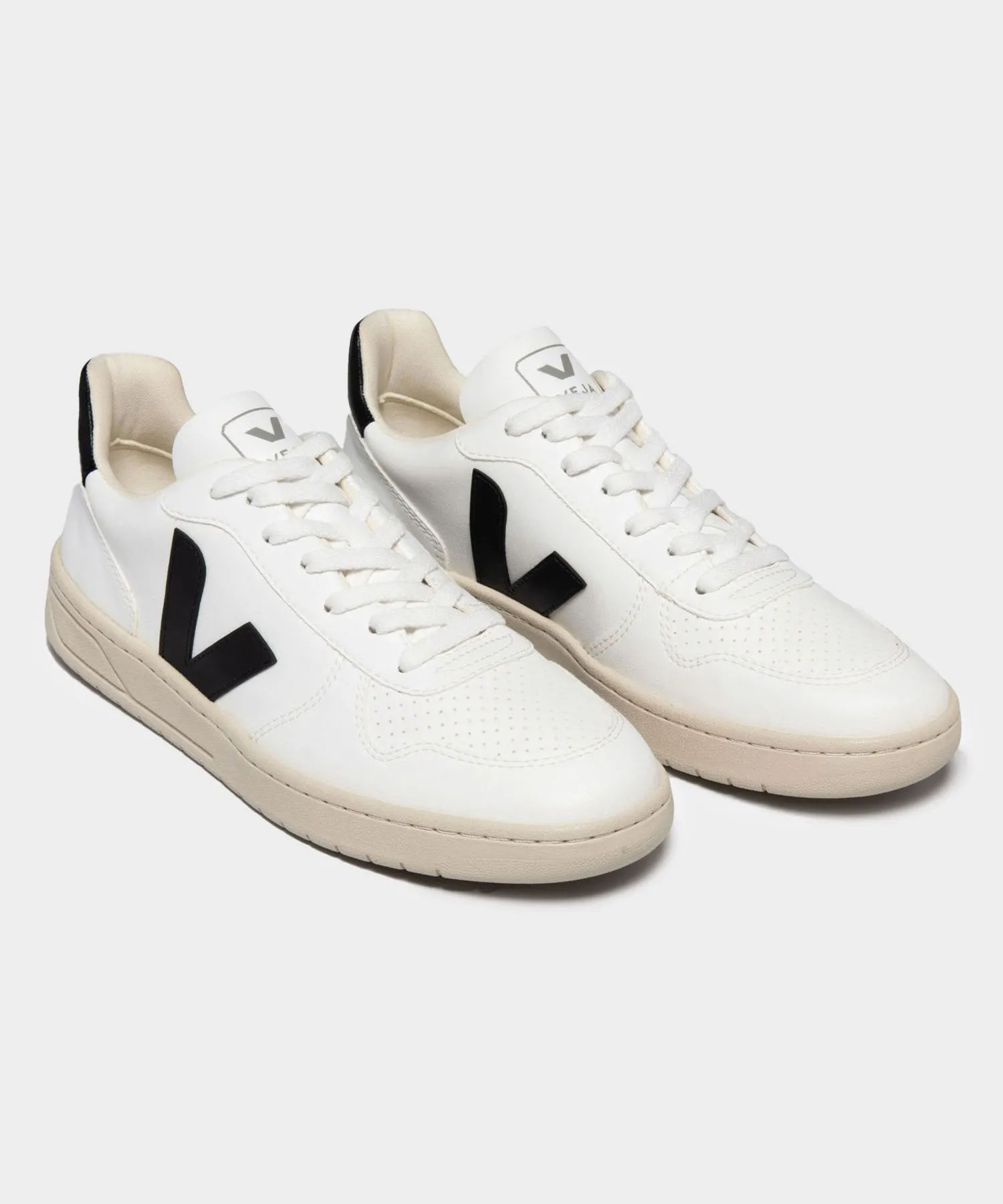 Veja V-10 CWL in White   Black
